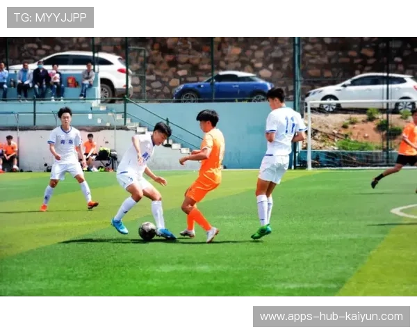 球星在直播中为青训小将示范射门基本功